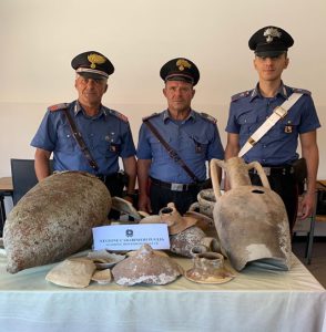 Anfore, vasellame e recipienti di interesse archeologico in casa: denunciato 58enne - Corriere Salentino