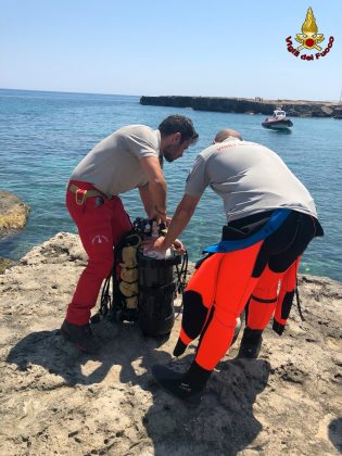 Dopo il piede rinvenuti altri resti in mare: sommozzatori recuperano ossa dal fondale. Forse animali - Corriere Salentino