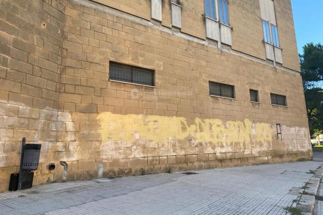 "Dior, Covid e Tap": slogan contro la maison in città. La contestazione viaggia sui muri - Corriere Salentino