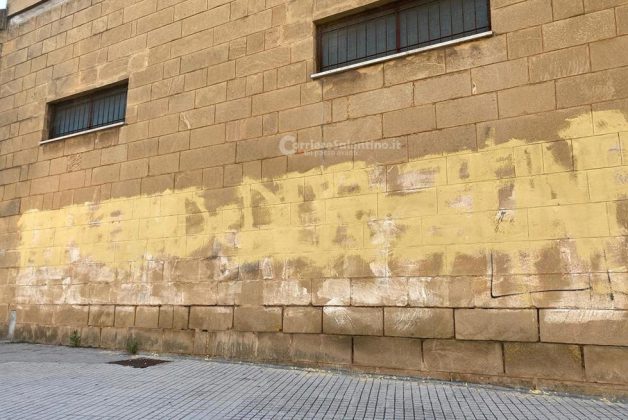 "Dior, Covid e Tap": slogan contro la maison in città. La contestazione viaggia sui muri - Corriere Salentino