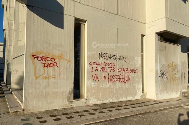 "Dior, Covid e Tap": slogan contro la maison in città. La contestazione viaggia sui muri - Corriere Salentino