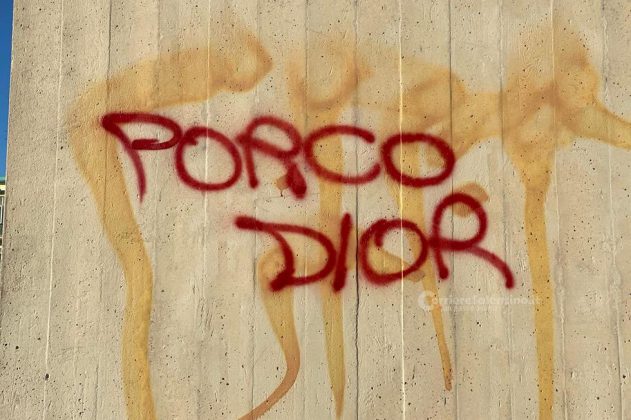 "Dior, Covid e Tap": slogan contro la maison in città. La contestazione viaggia sui muri - Corriere Salentino