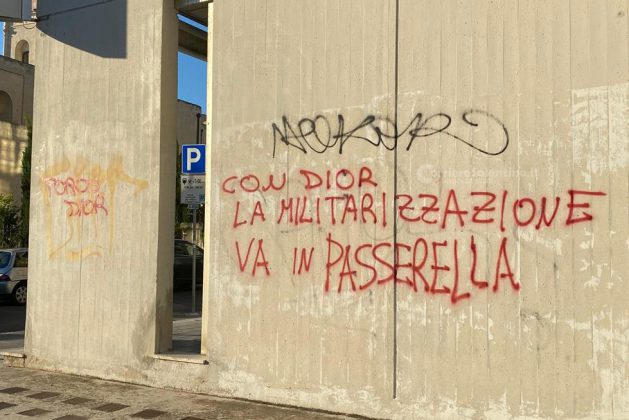 "Dior, Covid e Tap": slogan contro la maison in città. La contestazione viaggia sui muri - Corriere Salentino