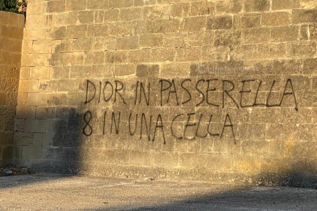 "Dior, Covid e Tap": slogan contro la maison in città. La contestazione viaggia sui muri - Corriere Salentino