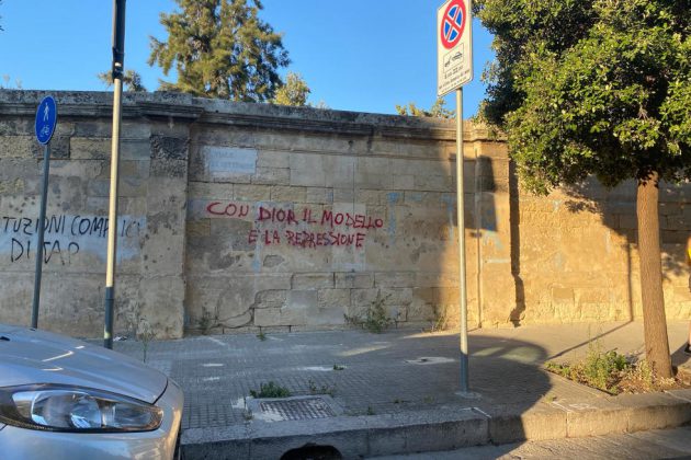 "Dior, Covid e Tap": slogan contro la maison in città. La contestazione viaggia sui muri - Corriere Salentino