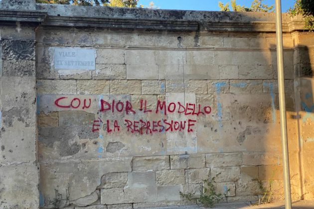 "Dior, Covid e Tap": slogan contro la maison in città. La contestazione viaggia sui muri - Corriere Salentino