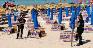 Autorizzazione sospesa: sequestro di lettini e ombrelloni sulla spiaggia di un noto lido - Corriere Salentino