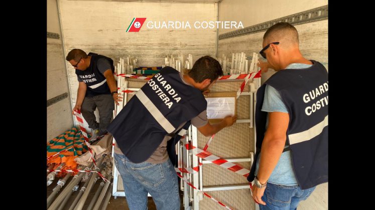 Con ombrelloni e lettini invadono tratti di spiaggia libera: fioccano sequestri e denunce - Corriere Salentino