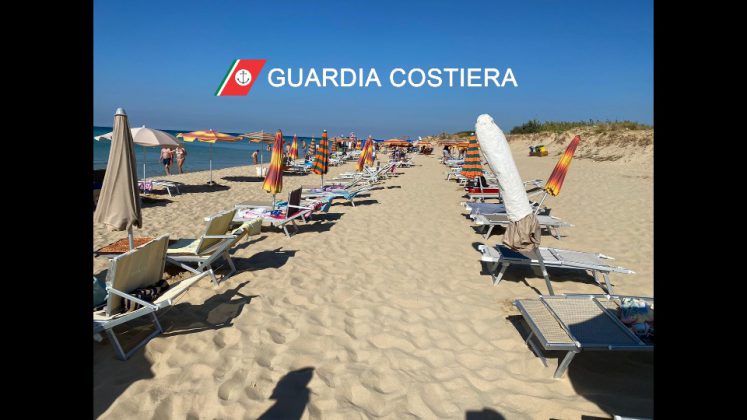 Con ombrelloni e lettini invadono tratti di spiaggia libera: fioccano sequestri e denunce - Corriere Salentino