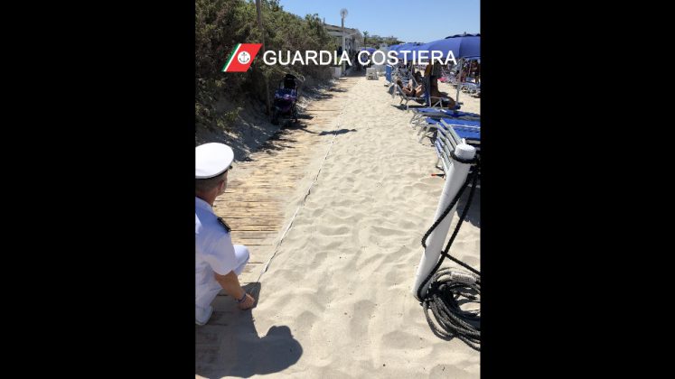 Con ombrelloni e lettini invadono tratti di spiaggia libera: fioccano sequestri e denunce - Corriere Salentino