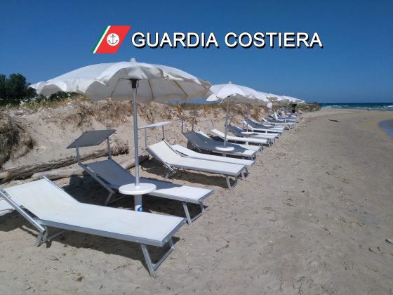Spiaggia libera occupata con ombrelloni e lettini, pedana abusiva: scattano sequestri e denunce - Corriere Salentino