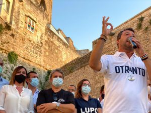 Nuovo tour di Salvini nel Salento: “Scuole aperte e porti chiusi”. Tanta gente e alcuni contestatori - Corriere Salentino
