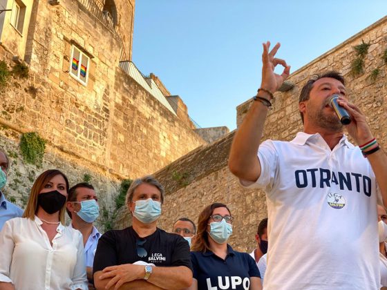 Nuovo tour di Salvini nel Salento: “Scuole aperte e porti chiusi”. Tanta gente e alcuni contestatori - Corriere Salentino