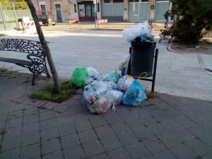 I cestini dei rifiuti per la strada utilizzati per utenze domestiche dai furbi della TARI - Corriere Salentino