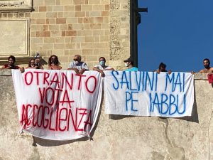 Nuovo tour di Salvini nel Salento: “Scuole aperte e porti chiusi”. Tanta gente e alcuni contestatori - Corriere Salentino