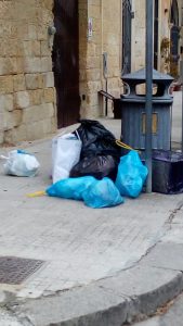 I cestini dei rifiuti per la strada utilizzati per utenze domestiche dai furbi della TARI - Corriere Salentino