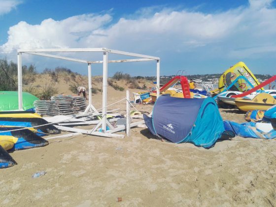 Tromba d'aria in spiaggia, lidi devastati e turisti feriti - Corriere Salentino