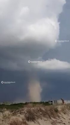 Tromba d'aria in spiaggia, lidi devastati e turisti feriti - Corriere Salentino