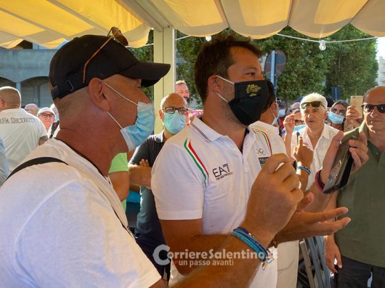 Nuovo tour di Salvini nel Salento: “Scuole aperte e porti chiusi”. Tanta gente e alcuni contestatori - Corriere Salentino