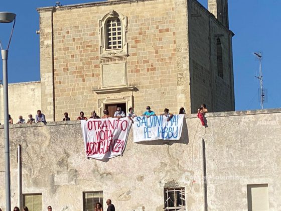 Nuovo tour di Salvini nel Salento: “Scuole aperte e porti chiusi”. Tanta gente e alcuni contestatori - Corriere Salentino
