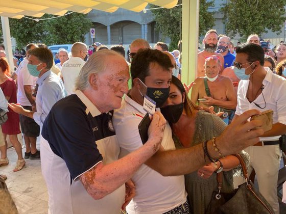 Nuovo tour di Salvini nel Salento: “Scuole aperte e porti chiusi”. Tanta gente e alcuni contestatori - Corriere Salentino