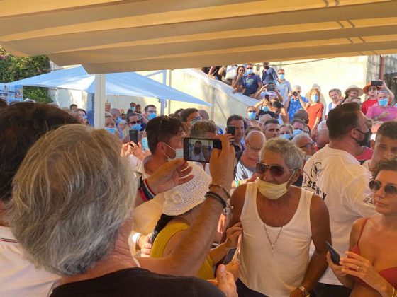 Nuovo tour di Salvini nel Salento: “Scuole aperte e porti chiusi”. Tanta gente e alcuni contestatori - Corriere Salentino