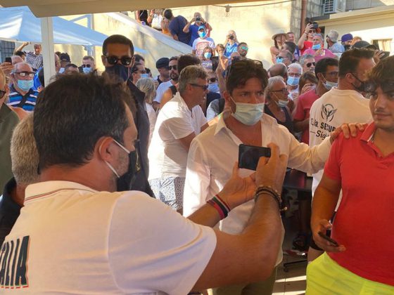 Nuovo tour di Salvini nel Salento: “Scuole aperte e porti chiusi”. Tanta gente e alcuni contestatori - Corriere Salentino
