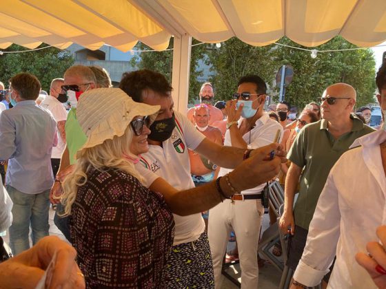 Nuovo tour di Salvini nel Salento: “Scuole aperte e porti chiusi”. Tanta gente e alcuni contestatori - Corriere Salentino