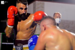 Santoro is back! Regola Mantegna e si riprende la scena della boxe leccese - Corriere Salentino