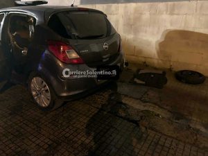 Rogo divampa nel cortile del condominio: a fuoco nella notte un'Opel Corsa - Corriere Salentino
