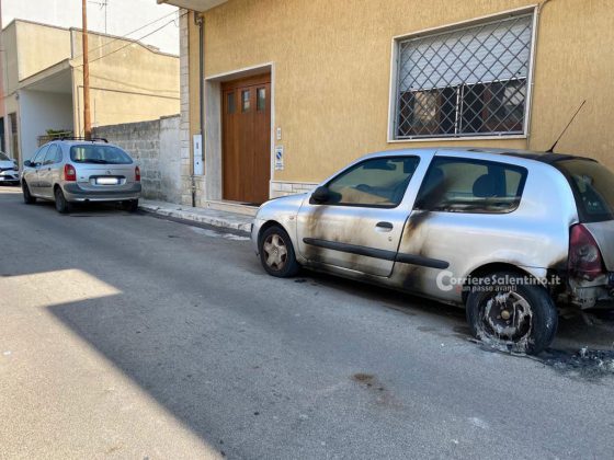 Raid incendiario nella notte, distrutte dal fuoco le auto della famiglia di un militare della Marina - Corriere Salentino