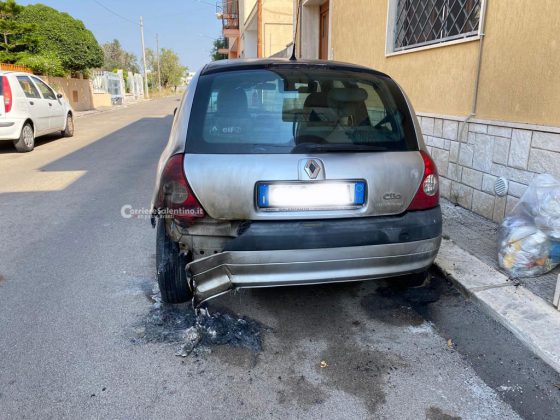 Raid incendiario nella notte, distrutte dal fuoco le auto della famiglia di un militare della Marina - Corriere Salentino