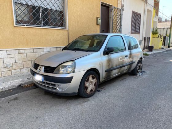 Raid incendiario nella notte, distrutte dal fuoco le auto della famiglia di un militare della Marina - Corriere Salentino