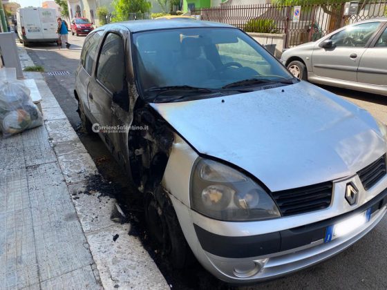 Raid incendiario nella notte, distrutte dal fuoco le auto della famiglia di un militare della Marina - Corriere Salentino