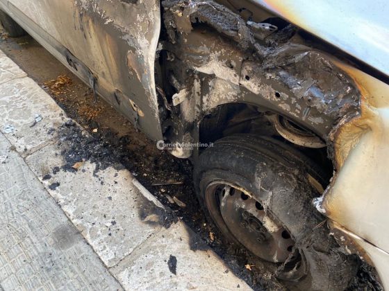 Raid incendiario nella notte, distrutte dal fuoco le auto della famiglia di un militare della Marina - Corriere Salentino