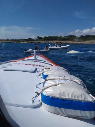 Paura a largo della Grotta Monaca, barca a noleggio si ribalta in mare: soccorse sette persone - Corriere Salentino