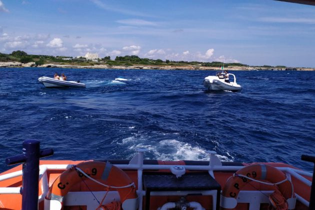 Paura a largo della Grotta Monaca, barca a noleggio si ribalta in mare: soccorse sette persone - Corriere Salentino