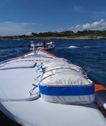 Paura a largo della Grotta Monaca, barca a noleggio si ribalta in mare: soccorse sette persone - Corriere Salentino