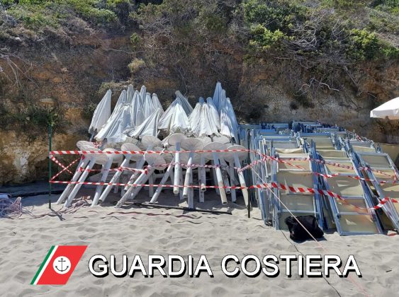 Occupa abusivamente un tratto di spiaggia libera, sequestrati ombrelloni e lettini alla Baia dei Turchi - Corriere Salentino