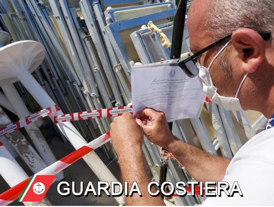 Occupa abusivamente un tratto di spiaggia libera, sequestrati ombrelloni e lettini alla Baia dei Turchi - Corriere Salentino