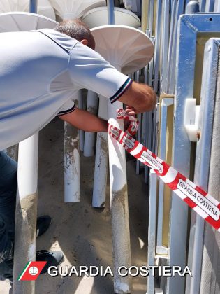 Occupa abusivamente un tratto di spiaggia libera, sequestrati ombrelloni e lettini alla Baia dei Turchi - Corriere Salentino