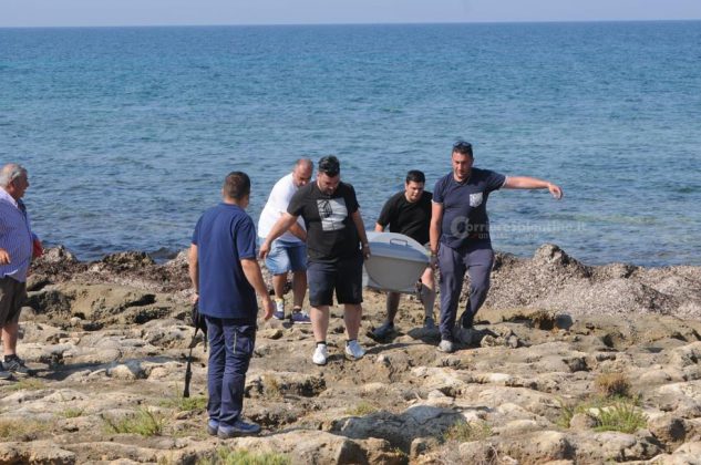 Tragico bagno al mare di sera: ritrovato cadavere all'alba. Malore fatale per un 80enne - Corriere Salentino