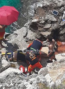 Cade sulla scogliera in una zona impervia: elicottero per soccorrerlo. In ospedale 61enne - Corriere Salentino