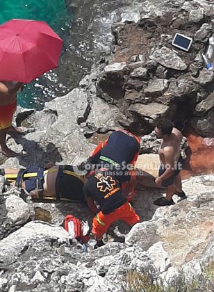 Cade sulla scogliera in una zona impervia: elicottero per soccorrerlo. In ospedale 61enne - Corriere Salentino