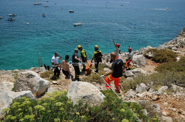 Cade sulla scogliera in una zona impervia: elicottero per soccorrerlo. In ospedale 61enne - Corriere Salentino