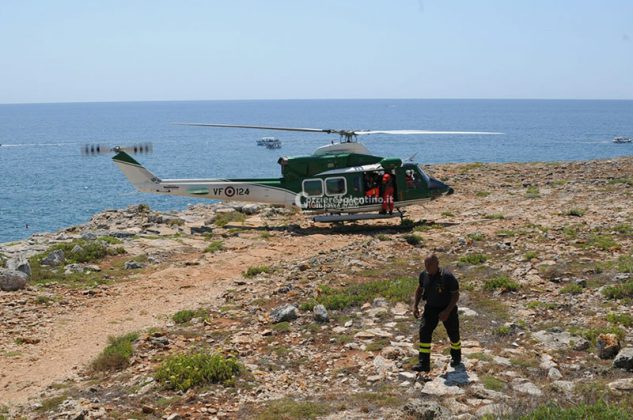 Cade sulla scogliera in una zona impervia: elicottero per soccorrerlo. In ospedale 61enne - Corriere Salentino