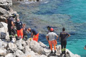 Cade sulla scogliera in una zona impervia: elicottero per soccorrerlo. In ospedale 61enne - Corriere Salentino