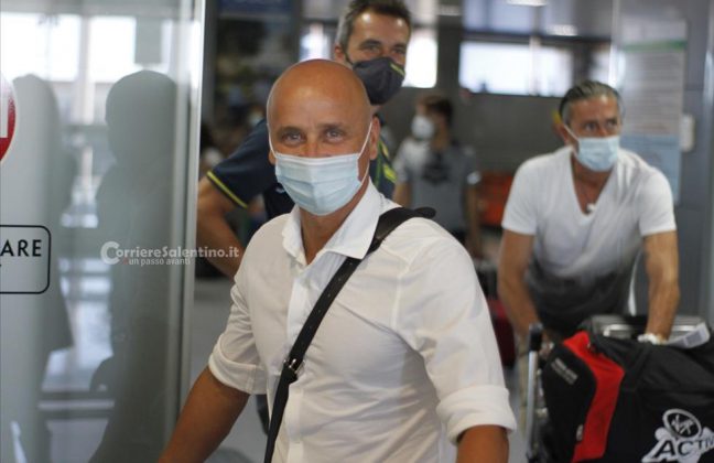 Corini è arrivato. Ha già firmato i primi autografi in giallorosso - Corriere Salentino