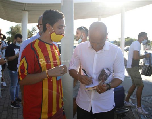Corini è arrivato. Ha già firmato i primi autografi in giallorosso - Corriere Salentino