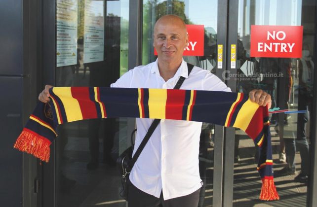 Corini è arrivato. Ha già firmato i primi autografi in giallorosso - Corriere Salentino